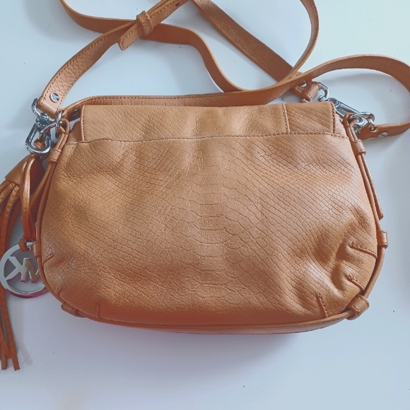 Michael Kors croc embossed leather shoulder Bag with tassel - Picture 4 of 8